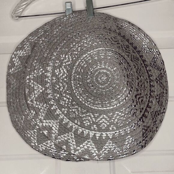 CATHERINE Malandrino Gray Silver Printed Round Placemat 2 Pairs - Picture 3 of 7